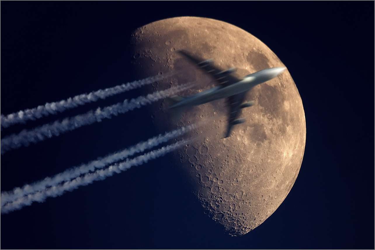 Astrofotografie: Boeing 747 vor dem Mond.