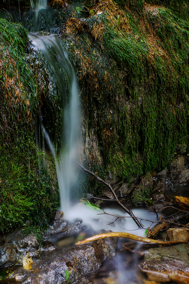 Wasserfall am grünen See im Wiehengebirge