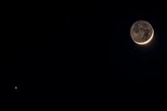 Jupiter und drei seiner Monde in der Nähe des Neumond, April 2024.