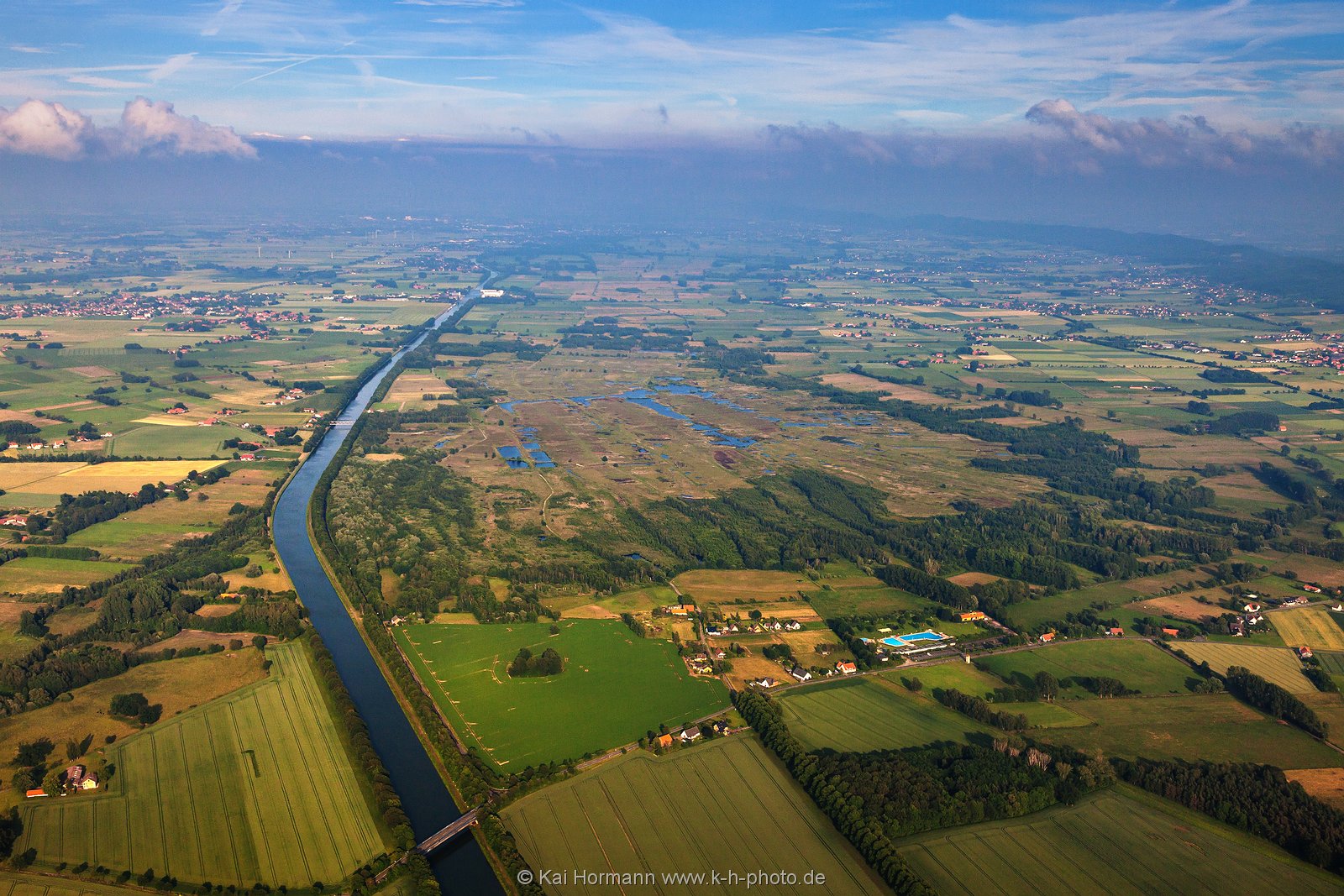 grosses_torfmoor_und_mittellandkanal Das Große Torfmoor und der Mittellandkanal aus nordwestlicher Richtung.