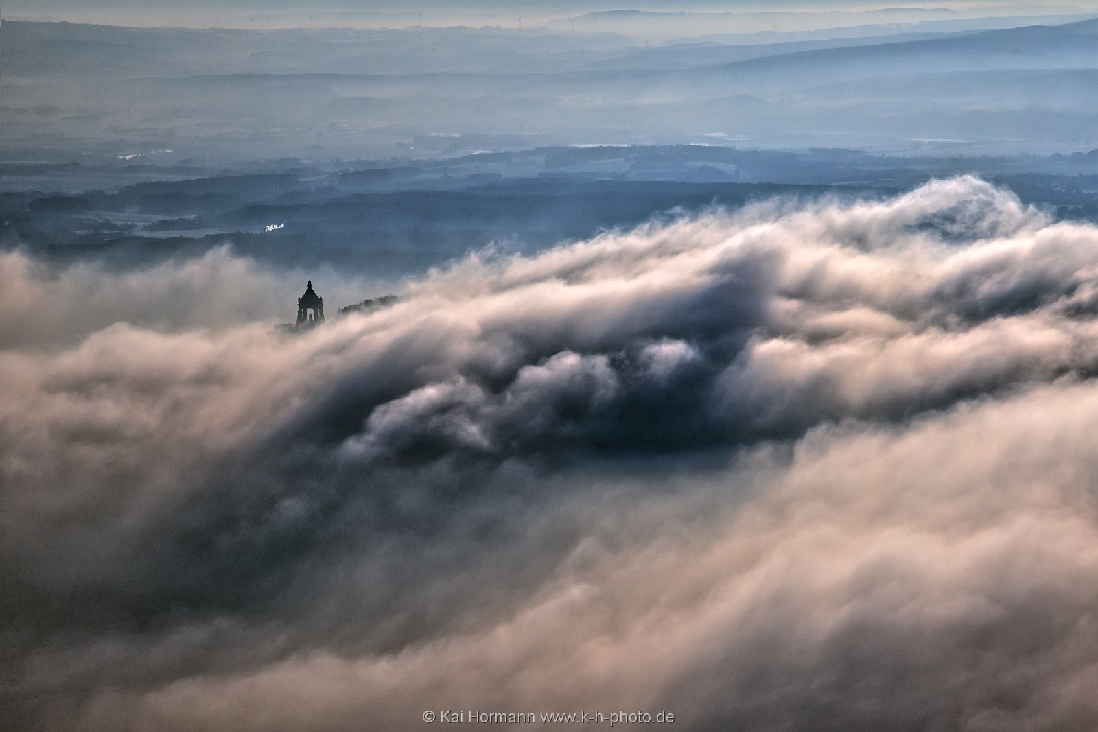 kaiser_wilhelm_im_nebel Kaiser Wilhelm Denkmal bei Porta Westfalica im Morgennebel.