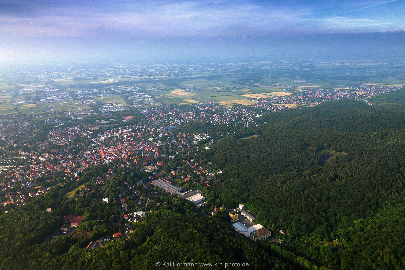 luebbecke_wiehengebirge Lübbecke am Hang des Wiehengebirge aus südwestlicher Richtung.