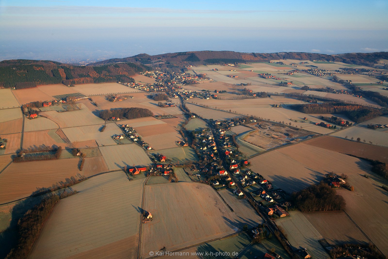 luftaufnahmen-004 Südseite des Wiehengebirge mit der B239 auf Höhe Lübbecke.
