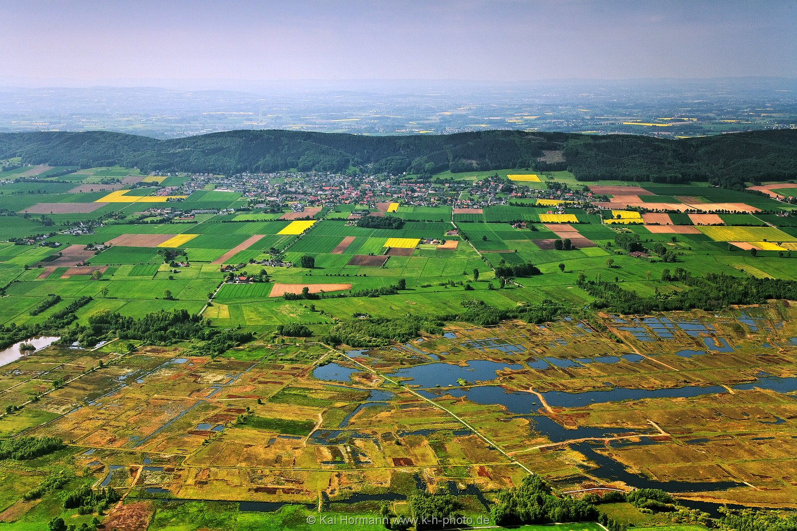 luftaufnahmen-014 Großes Torfmoor mit Blick auf Nettelstedt und das Wiehengebirge.