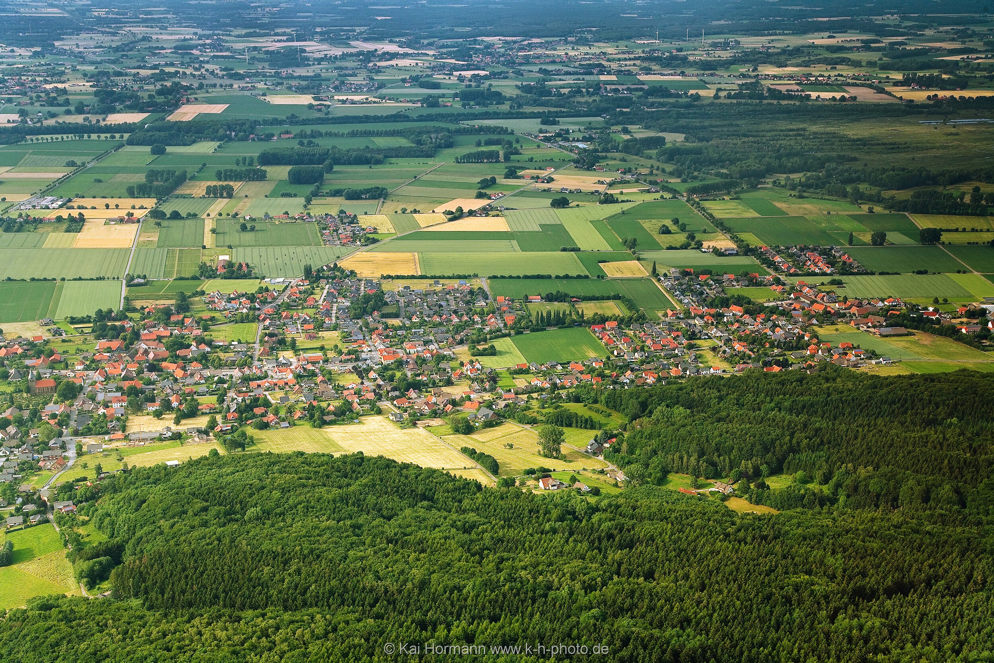 luftaufnahmen-019 Wiehengebirge mit Blick auf dem Lübbecker Ortsteil Eilhausen.