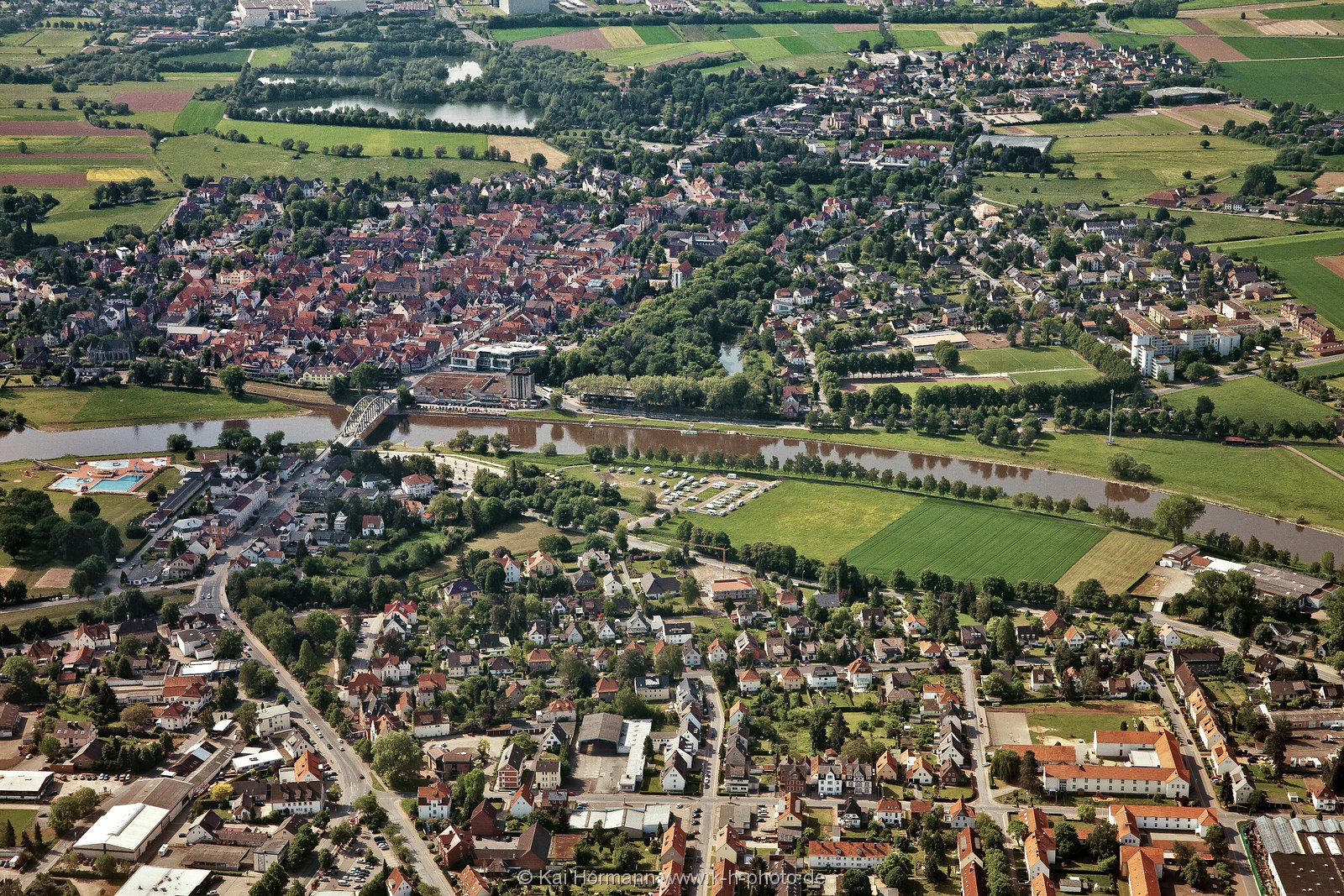 rinteln Blick auf die Weser in Rinteln. Kreis Schaumburg-Lippe