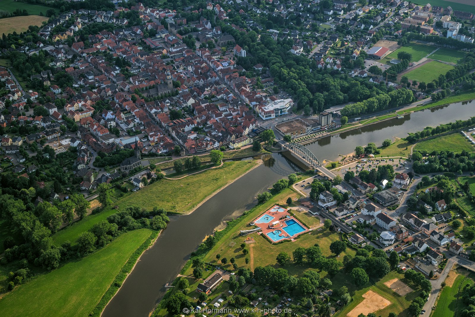 rinteln_hindenburgbrücke_luftaufnahme Rinteln mit Hindenburgbrücke und Freibad aus nord-östlicher Richtung.