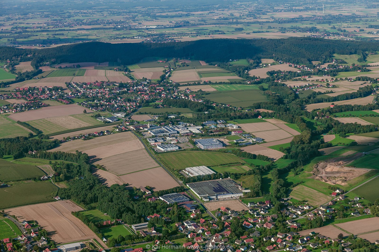 tengern Tengern mit Gewerbegebiet aus süd-westlicher Richtung.