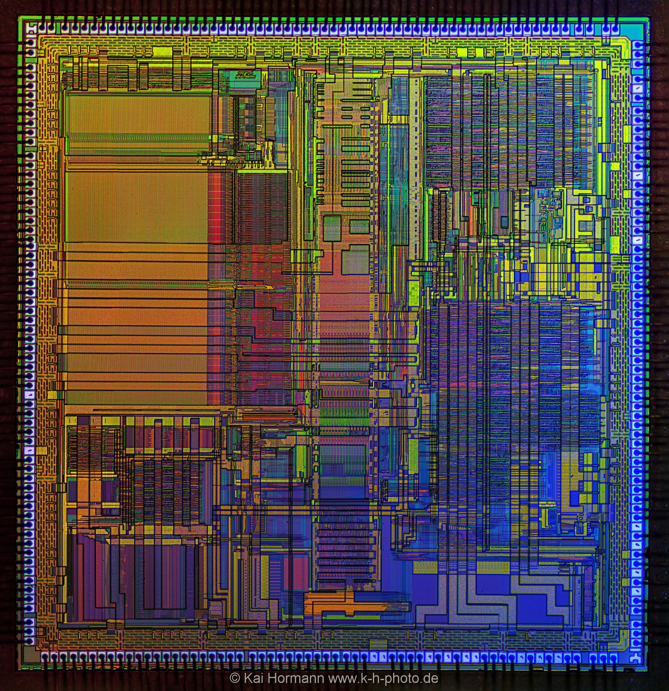 Intel 486 DX CPU Silizium Oberfläche. (Kreuzpolarisation) Silizium-Strukturen historischer CPU Kerne unter dem Polarisationsmikroskop.