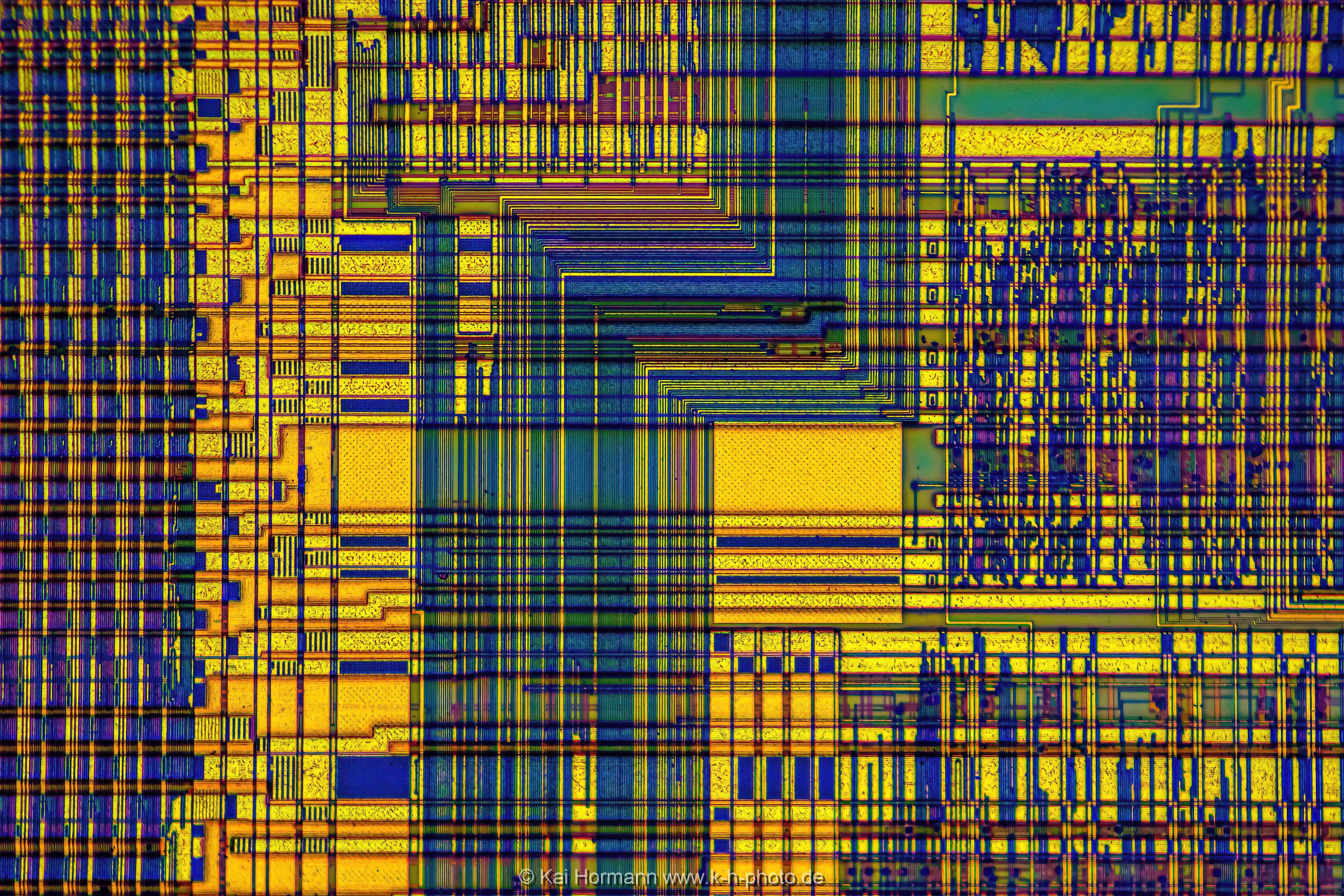 Pentium 1 CPU Silizium Oberfläche. (Kreuzpolarisation) Silizium-Strukturen historischer CPU Kerne unter dem Polarisationsmikroskop.