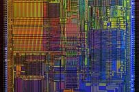 Intel 486 DX CPU Silizium Oberfläche. (Kreuzpolarisation) Silizium-Strukturen historischer CPU Kerne unter dem Polarisationsmikroskop.