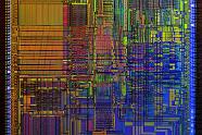 Intel 486 DX CPU Silizium Oberfläche. (Kreuzpolarisation) Silizium-Strukturen historischer CPU Kerne unter dem Polarisationsmikroskop.