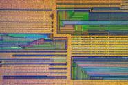 Pentium 1 CPU Silizium Oberfläche. (Kreuzpolarisation) Silizium-Strukturen historischer CPU Kerne unter dem Polarisationsmikroskop.