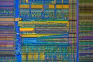 Pentium 1 CPU Silizium Oberfläche. (Kreuzpolarisation) Silizium-Strukturen historischer CPU Kerne unter dem Polarisationsmikroskop.