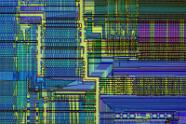 Pentium 1 CPU Silizium Oberfläche. (Kreuzpolarisation) Silizium-Strukturen historischer CPU Kerne unter dem Polarisationsmikroskop.