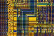 Pentium 1 CPU Silizium Oberfläche. (Kreuzpolarisation) Silizium-Strukturen historischer CPU Kerne unter dem Polarisationsmikroskop.