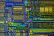 Pentium 1 CPU Silizium Oberfläche. (Kreuzpolarisation) Silizium-Strukturen historischer CPU Kerne unter dem Polarisationsmikroskop.