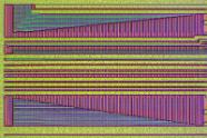 Pentium 1 CPU Silizium Oberfläche. (Kreuzpolarisation) Silizium-Strukturen historischer CPU Kerne unter dem Polarisationsmikroskop.