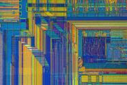 Pentium 1 CPU Silizium Oberfläche. (Kreuzpolarisation) Silizium-Strukturen historischer CPU Kerne unter dem Polarisationsmikroskop.