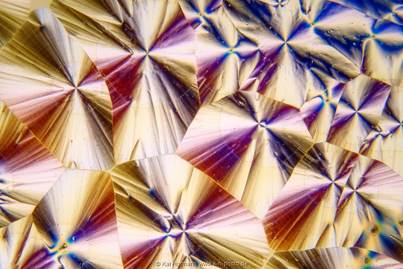 Ascorbinsäure (Vitamin C) Mikrokristalle im polarisierten Licht.