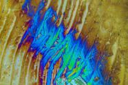 Nickel(II)-sulfat Mikrokristalle im polarisierten Licht.