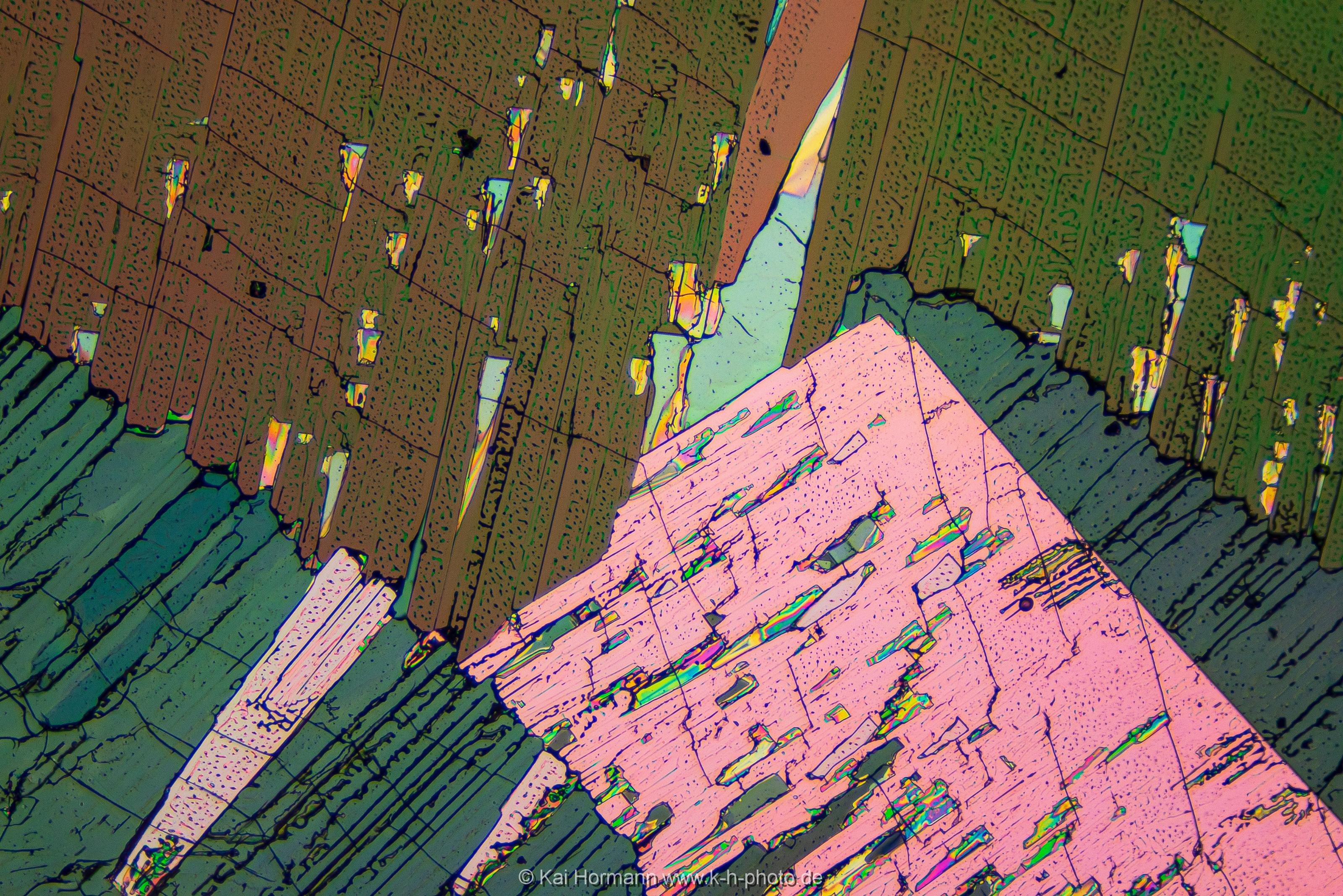 Schwefel Mikrokristalle im polarisierten Licht.