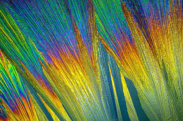 Beta Alanin Beta Alanin Mikrokristalle im polarisierten Licht. Mikroskopaufnahme, Vergrößerung ca. 50-100X. © Kai Hormann...