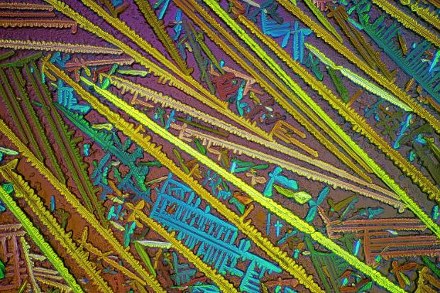 Cäsiumchlorid Cäsiumchlorid Mikrokristalle im polarisierten Licht. Mikroskopaufnahme, Vergrößerung ca. 50-100X. © Kai Hormann...