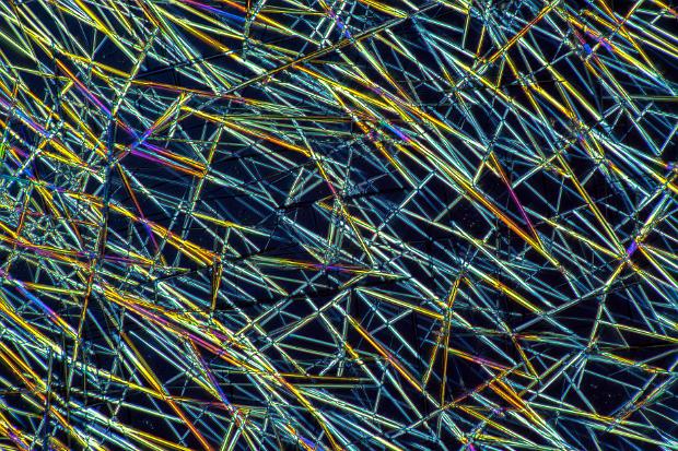 Coffein Coffein Mikrokristalle im polarisierten Licht. Mikroskopaufnahme, Vergrößerung ca. 50-100X. © Kai Hormann...