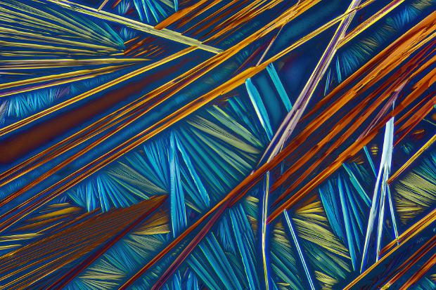 Harnstoff (Adblue, etc) Harnstoff Mikrokristalle im polarisierten Licht. Mikroskopaufnahme, Vergrößerung ca. 50-100X. © Kai Hormann...