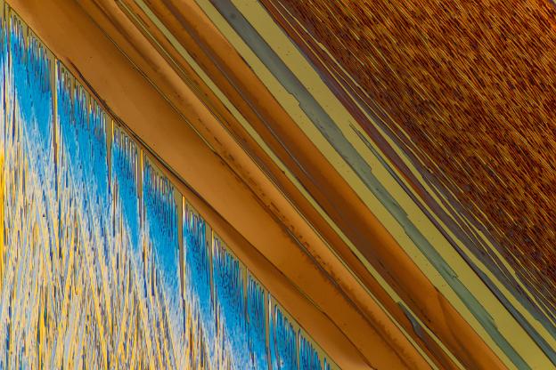 Harnstoff (Adblue, etc) Mikrokristalle in polarisiertem Licht. Mikroskopaufnahme, Vergrößerung ca. 50-100X.