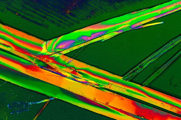 Kaliumnitrat Kaliumnitrat Mikrokristalle im polarisierten Licht. Mikroskopaufnahme, Vergrößerung ca. 50-100X. © Kai Hormann...