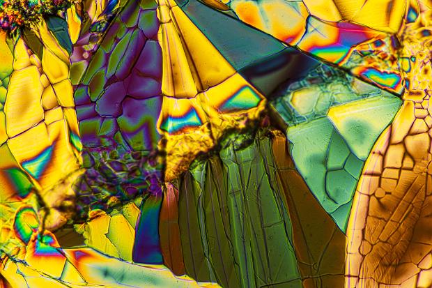 Magnesiumsulfat Magnesiumsulfat Mikrokristalle im polarisierten Licht. Mikroskopaufnahme, Vergrößerung ca. 50-100X. © Kai Hormann...