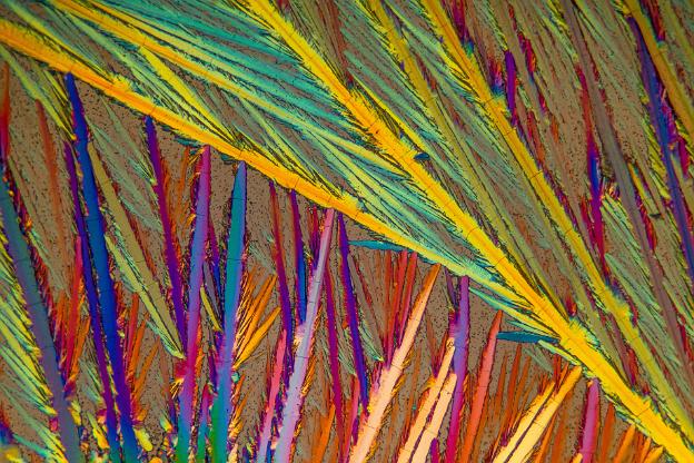 Natriumcarbonat (Soda) Mikrokristalle in polarisiertem Licht. Mikroskopaufnahme, Vergrößerung ca. 50-100X.