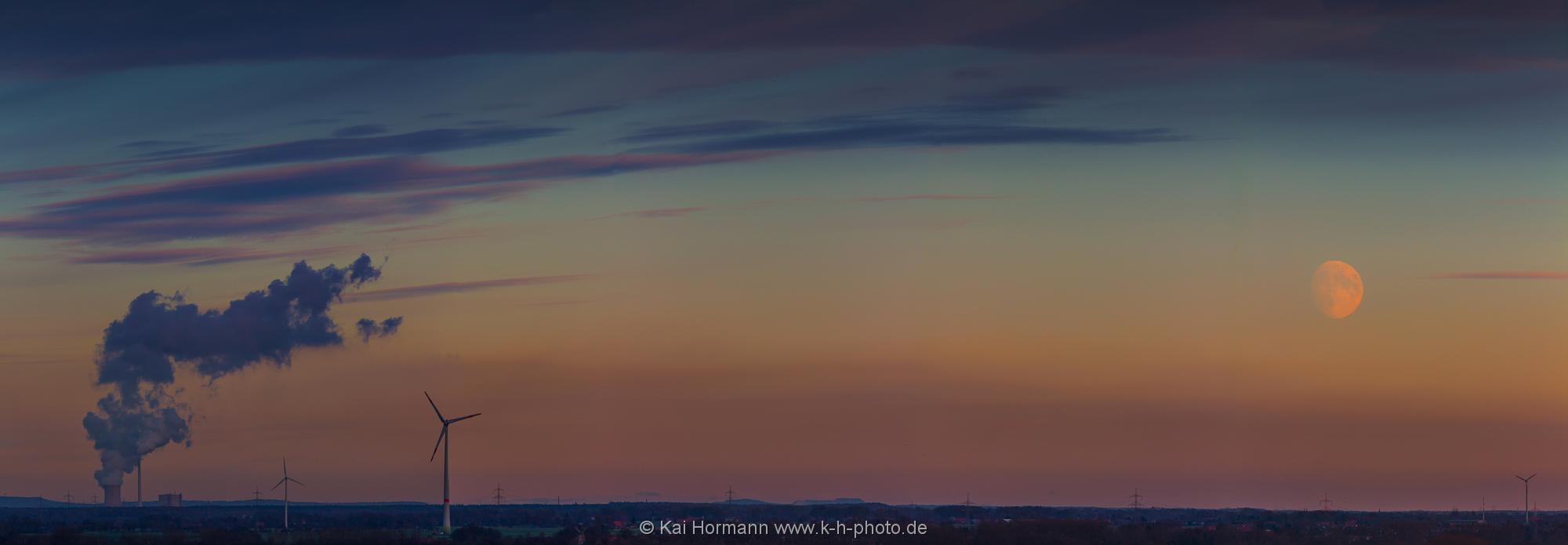 Landschaftspanorama Kraftwerk bei Lahde mit aufgehendem Mond.