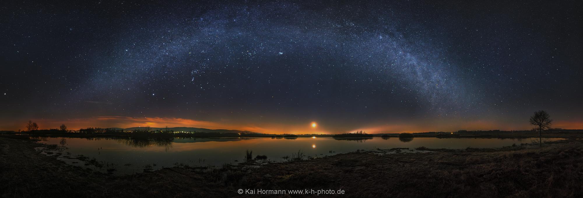 Landschaftspanorama Monduntergang über dem großen Torfmoor.