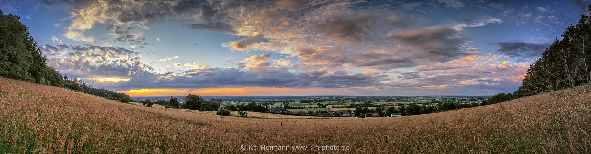 Landschaftspanorama Nettelstedt. Nettelstedt im Abendlicht.