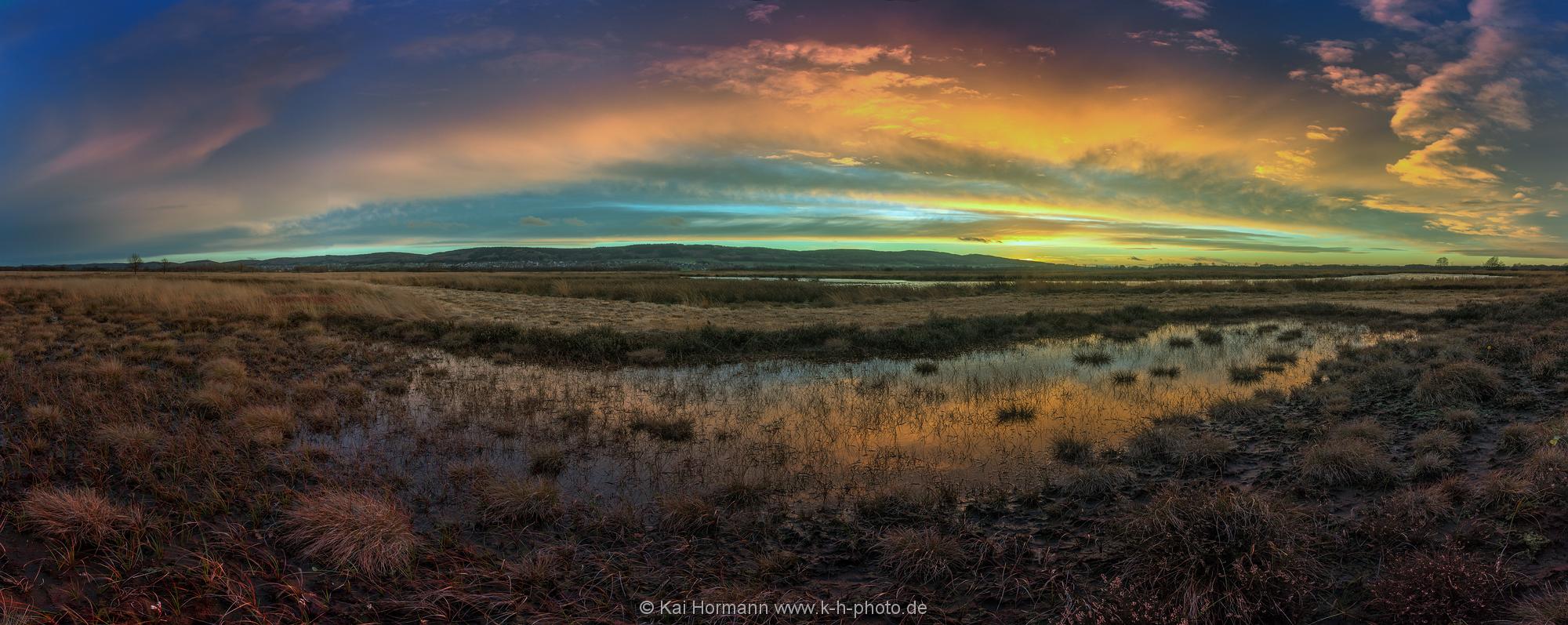 Landschaftspanorama Ein windiger Novemberabend im Moor.