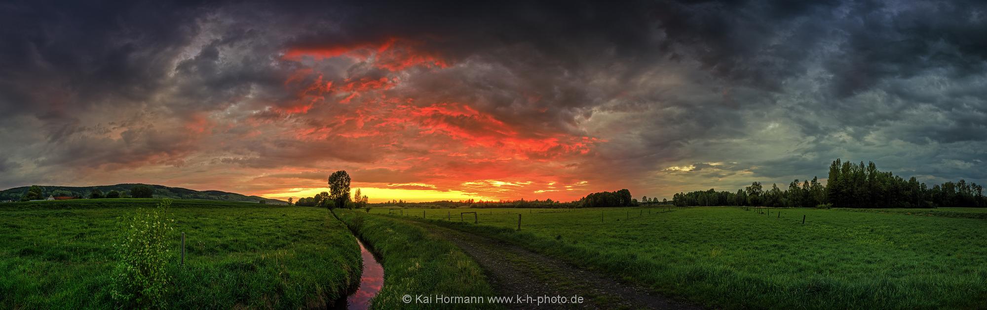 Landschaftspanorama großes Torfmoor Ein verregneter Abend.