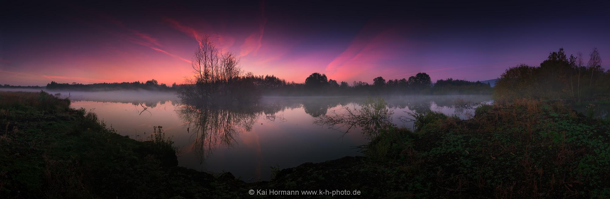 Landschaftspanorama Morgendämmerung im Spätsommer. Großes Torfmoor.