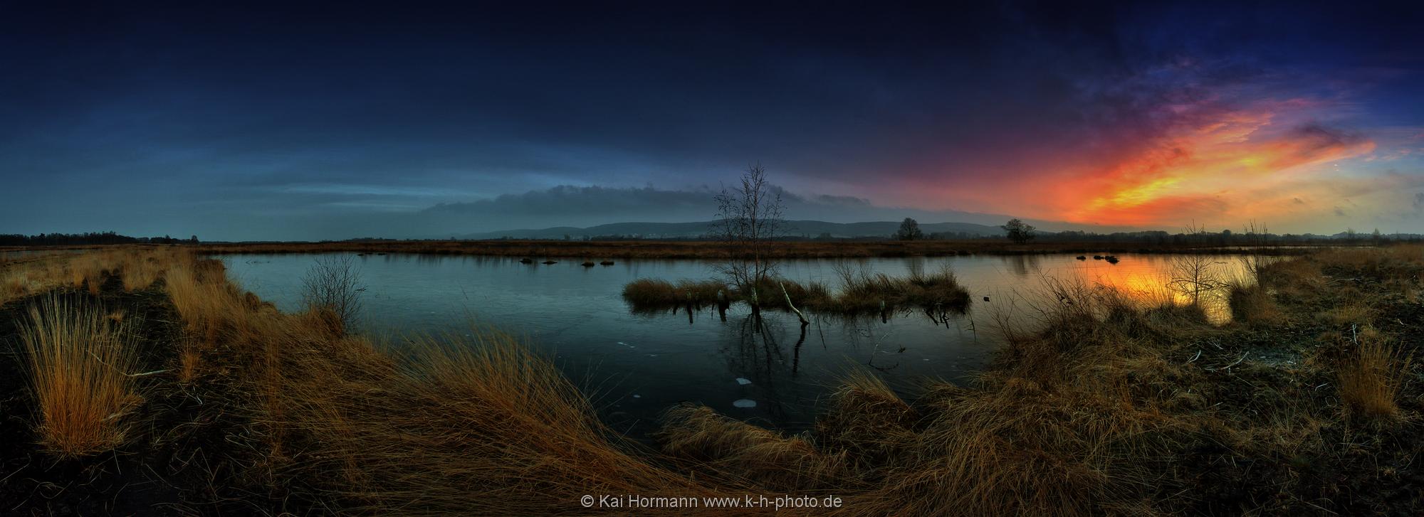 Landschaftspanorama Ein Januar-Abend mit heraufziehendem Wetterwechsel im großen Torfmoor.