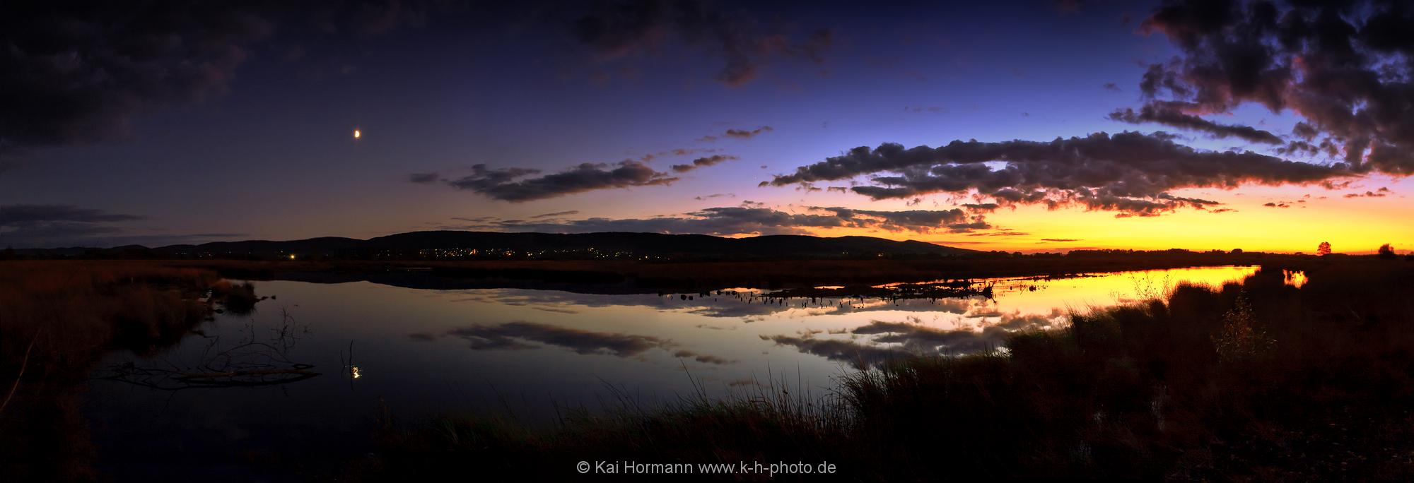 Landschaftspanorama Abenddämmerung über dem großen Torfmoor.