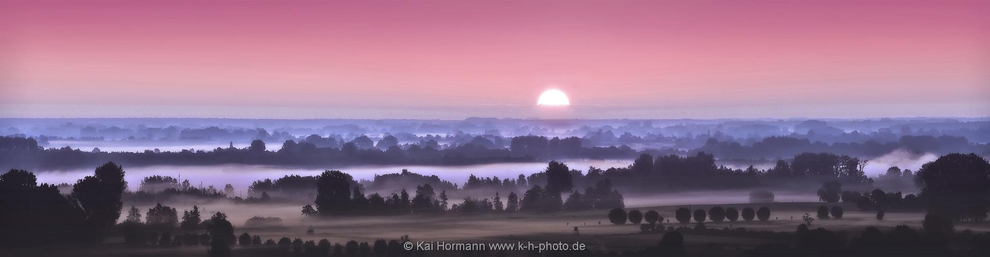 Landschaftspanorama Sonnenaufgang über er Norddeutschen Tiefebene.
