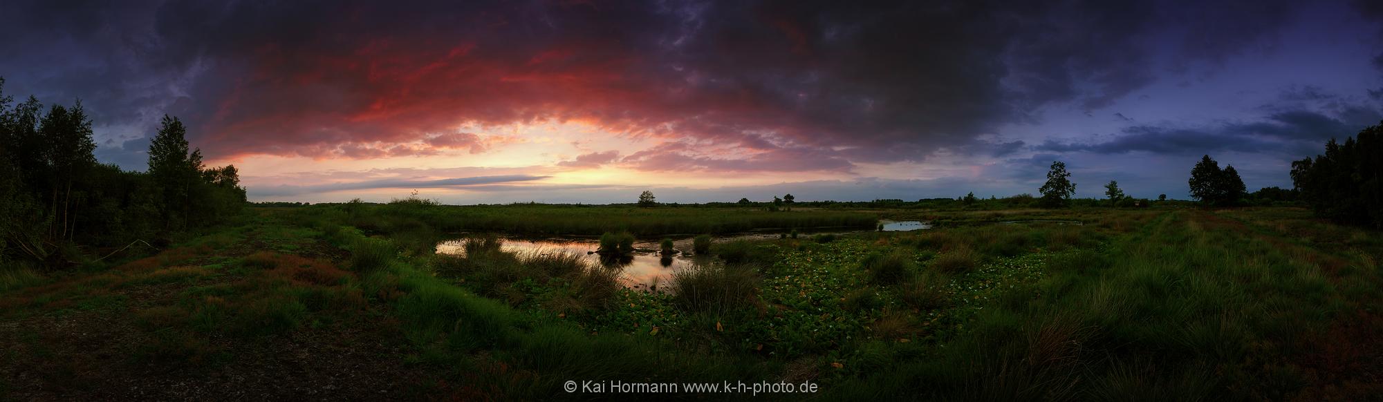Landschaftspanorama Abziehende Regenwolken über dem abendlichen Moor.