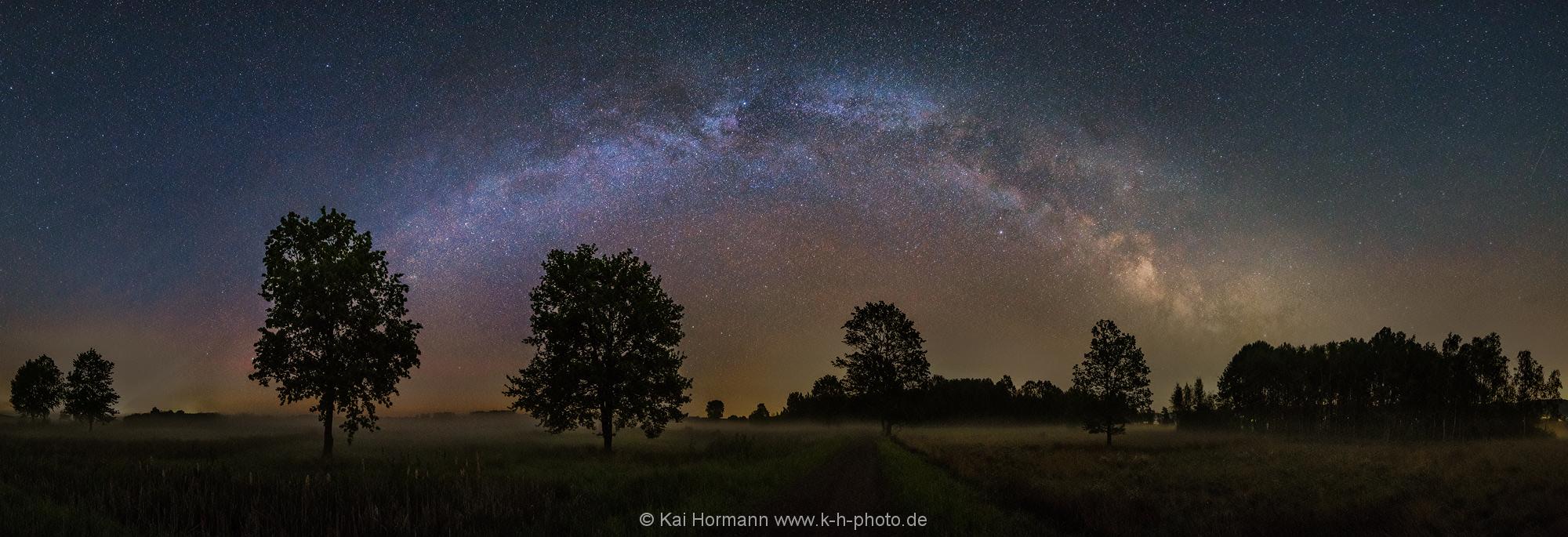 Landschaftspanorama großes Torfmoor bei Nacht. Das Band der Milchstraße über dem großen Torfmoor im Mai 2017.