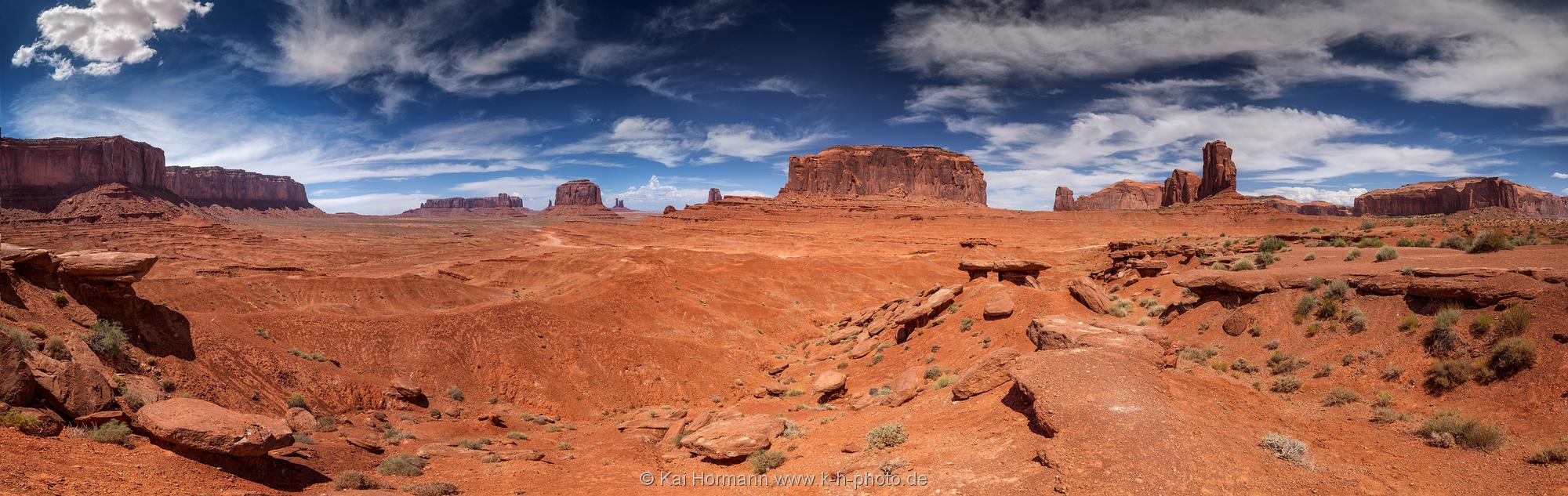 Monument Valley Panorama 2. Die berühmten Tafelberge im Monument Valley waren Kulisse in vielen Western-Filmen.