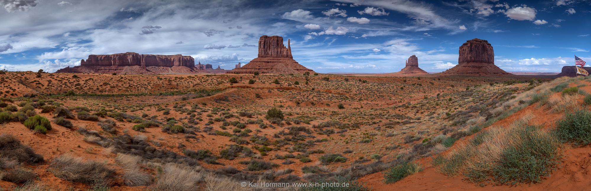 Monument Valley Panorama. Blick in das Monument Valley an der Grenze von Utah und Arizona im Westen der USA.