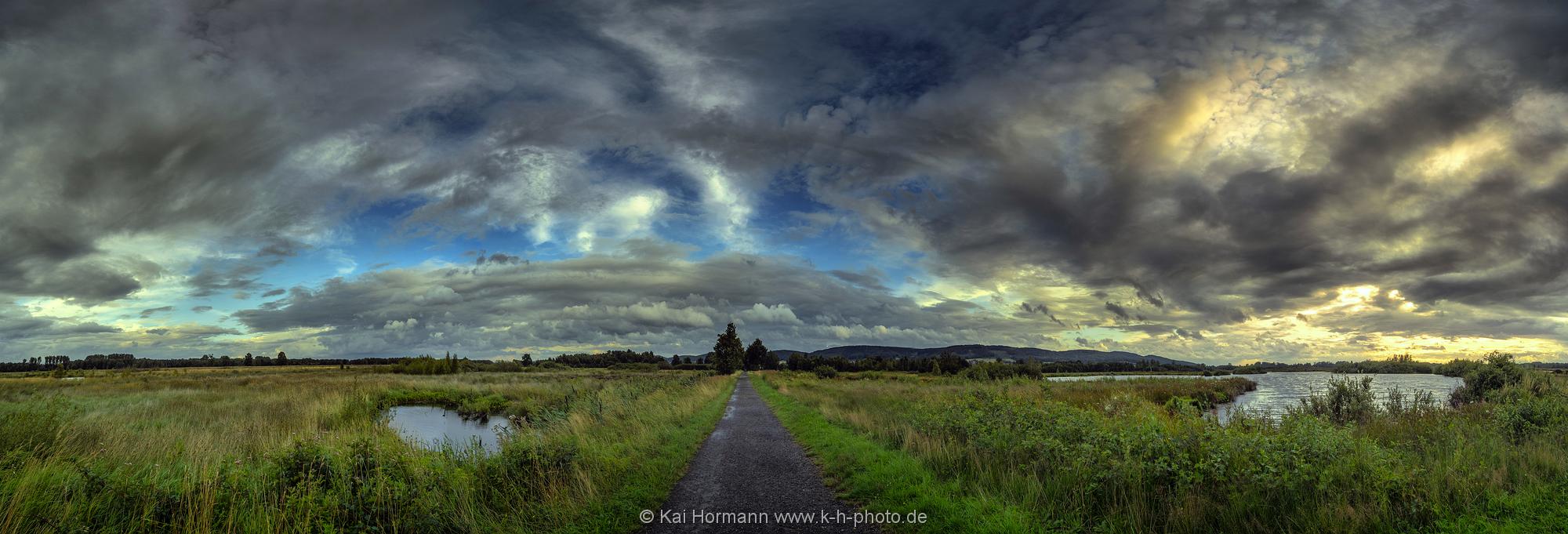 Landschaftspanorama Der Weg durch den Regen
