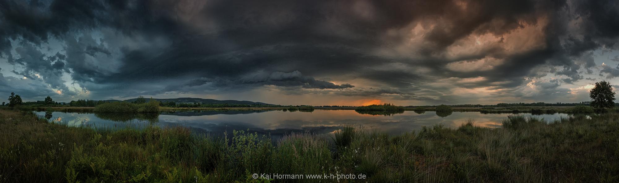 Landschaftspanorama Regenfront über dem Moor.