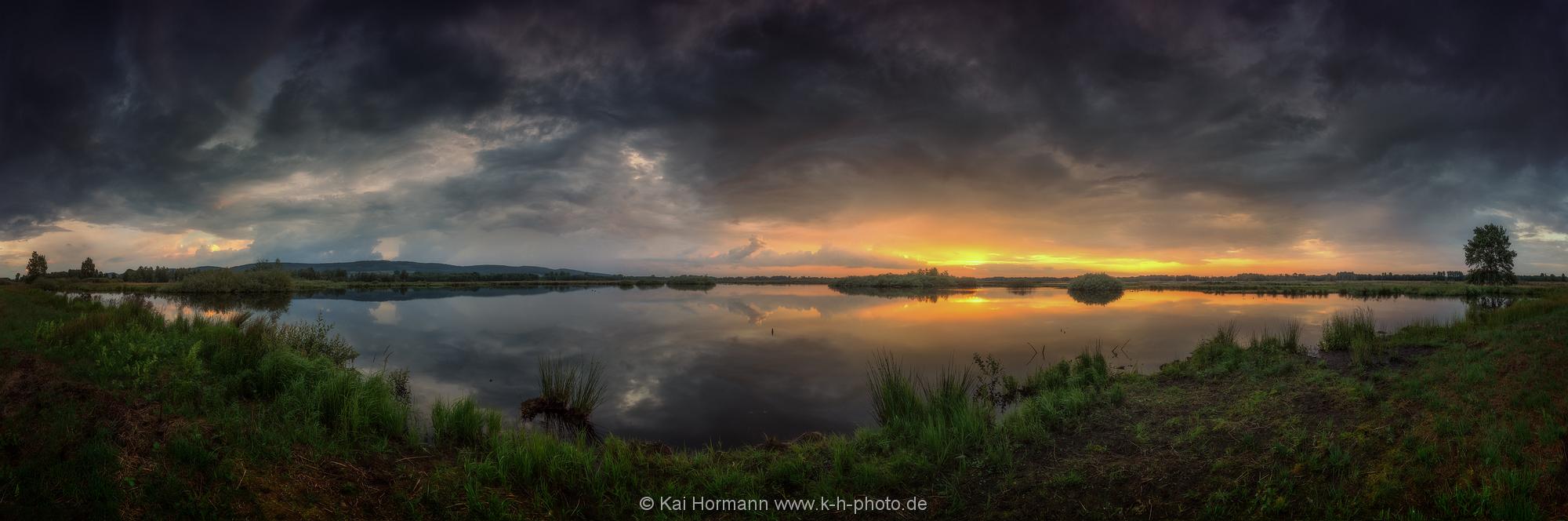 Landschaftspanorama Abendregen über dem großen Torfmoor. Juni 2016